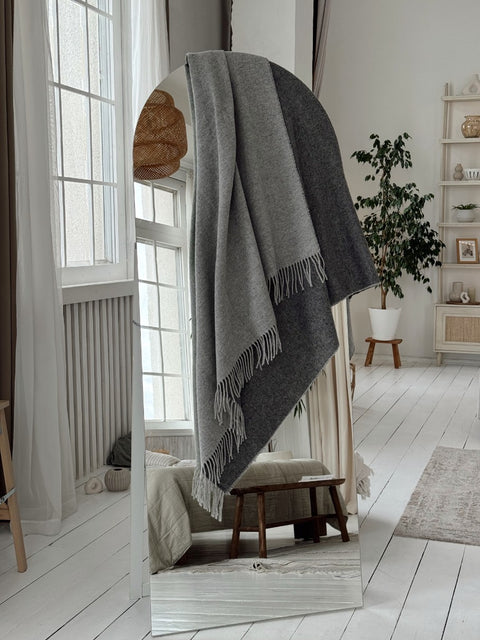 Marsel 2Face Dark Grey Dwustronny koc merino 140x200 szary, minimalistyczny