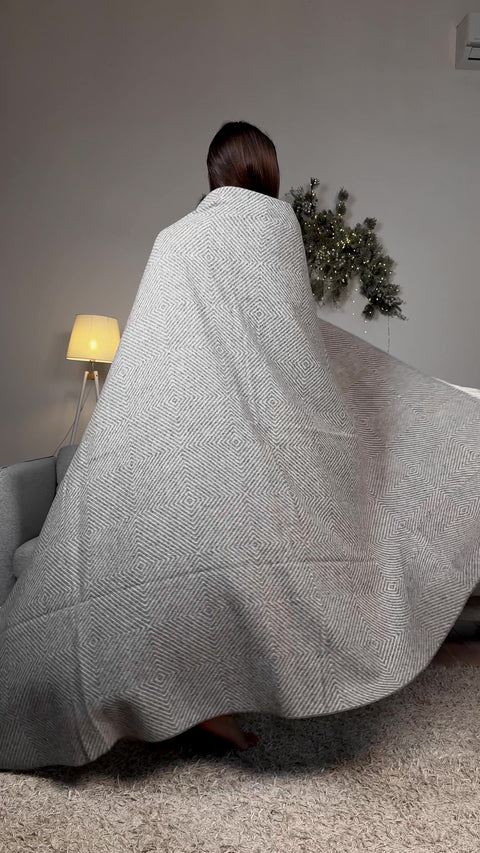 Marsel White & Grey Koc Merino Jasnoszary z frędzlami 140x200 cm w geometryczny dekoracyjny wzór