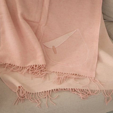Szal-koc z kieszeniami odcień Tea Rose - elegancja i komfort na co dzień